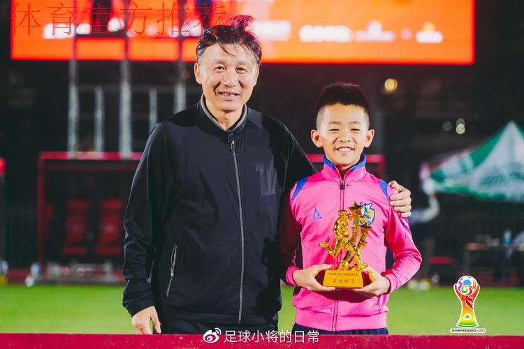 传承与祝福——中国男足与U12小球员亲切合影 传承与祝福——中国男足与U12小球员亲切合影